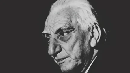 Ritratto generato con l'intelligenza artificale di Cesare Musatti in bianco e nero