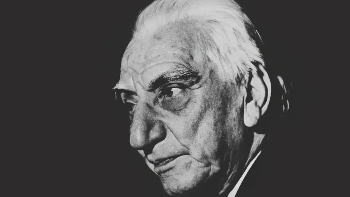Ritratto generato con l'intelligenza artificale di Cesare Musatti in bianco e nero