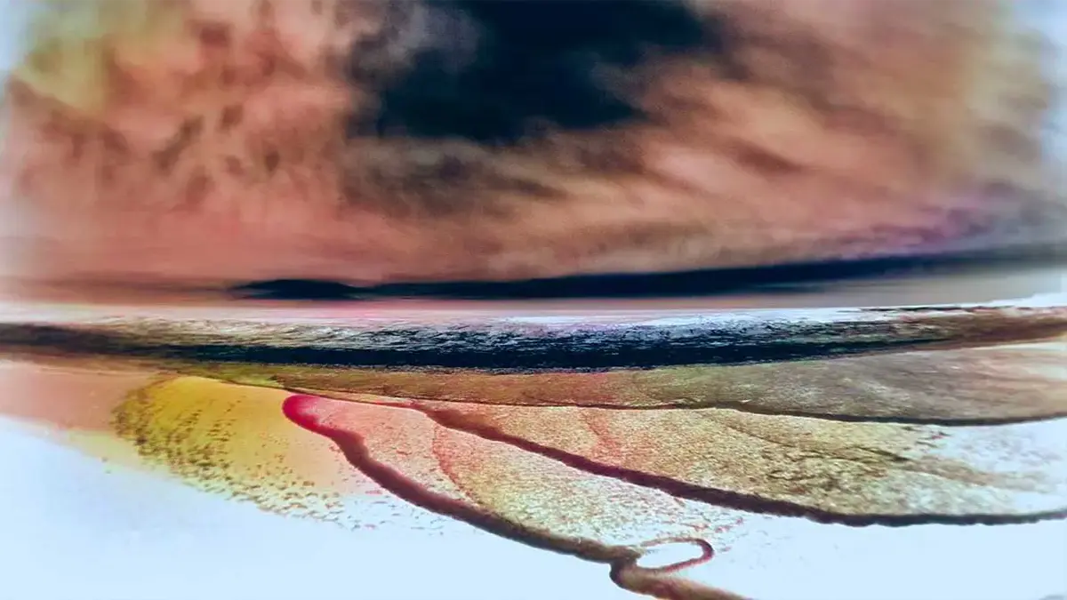 Paesaggio marino emozionale con colori caldi e sfumature